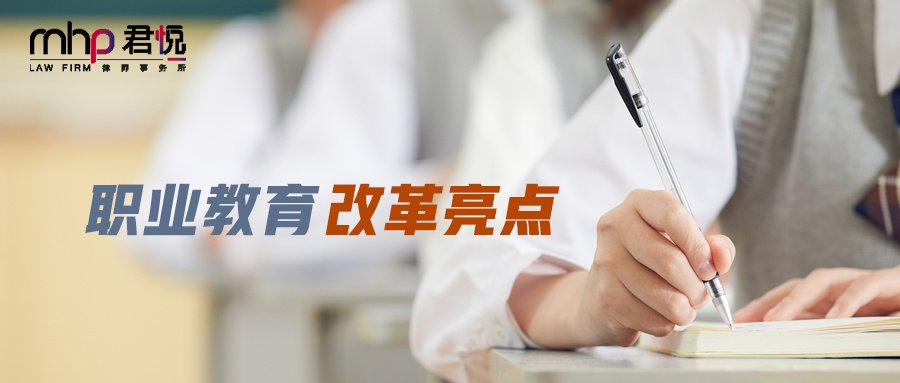 摄图网_501628371_wx_学生在教室认真做题（企业商用）.png